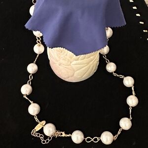 NEW PLUNDER Long metal-clasp necklace with pearl-like beads throughout